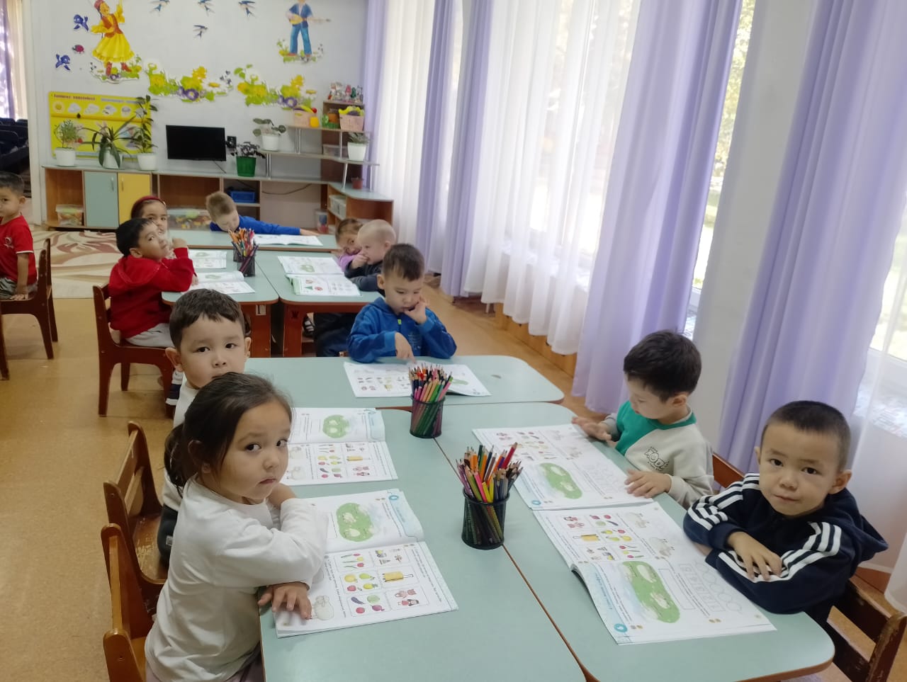 Күн сайын  жүргізілетін оқу іс-әрекеті.  "Қарлығаш" ересек тобы